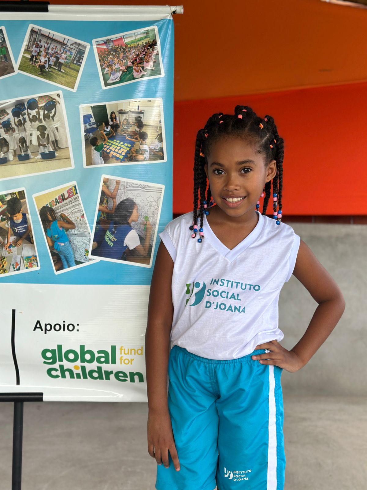 Crianças com o novo uniforme do Instituto Social D'Joana